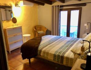 1 dormitorio con 1 cama y vistas al océano en Casa Les Olives - Adults Only, en Benichembla