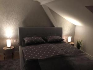 Postel nebo postele na pokoji v ubytování Lucy’s apartment