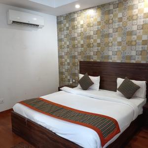 En eller flere senge i et værelse på Radhe Radhe Luxury Aavas