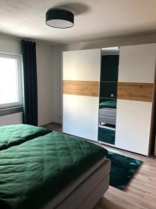 ein Schlafzimmer mit einem Bett und einem großen Schrank in der Unterkunft Ferienwohnung Dunja in Bullay