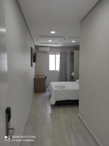 Ein Bett oder Betten in einem Zimmer der Unterkunft Hotel Serrano