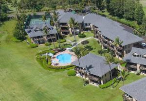 una vista aérea de una casa con piscina en Kauai Kaha Lani by Coldwell Banker Island Vacations, en Lihue