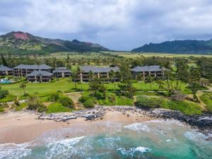 una vista aérea de un complejo en la playa en Kauai Kaha Lani by Coldwell Banker Island Vacations, en Lihue