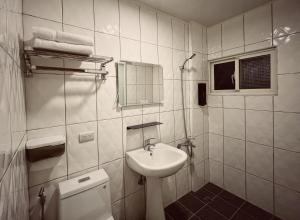 Koupelna v ubytování 東海平行陸貳民宿English Friendly + 37 fotografií