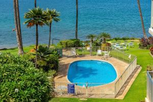 an overhead view of a swimming pool and the ocean at Kamaole Nalu 402 condo in Kihei