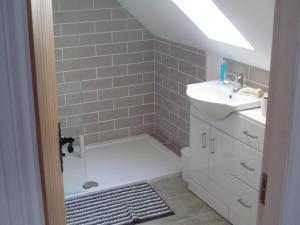 uma casa de banho com um chuveiro, um lavatório e um WC. em The hideaway em Stockton-on-Tees