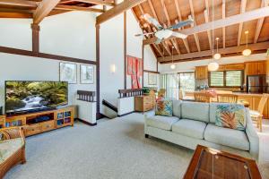 sala de estar con sofá y TV en Kauai Kiahuna Plantation by Coldwell Banker Island Vacations en Koloa