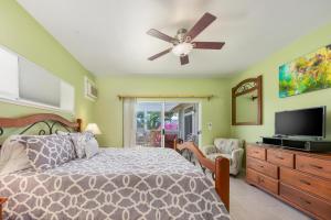 1 dormitorio con 1 cama y ventilador de techo en Big Island Awamoa Hale home, en Waikoloa