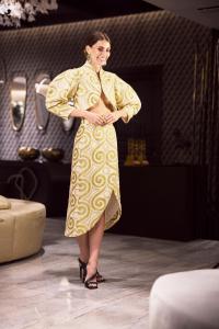アギオス・イオアニス・ミコノスにあるAmazon Suitesの黄色い服装の女