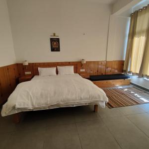 1 dormitorio con 1 cama grande en una habitación en Ziran retreat en Mukteswar