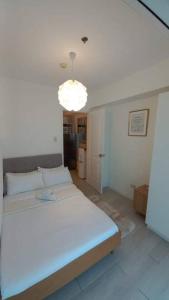 Postel nebo postele na pokoji v ubytování Azure SKYVIEW PENTHOUSE minimalist unit