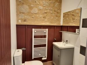 Kúpeľňa v ubytovaní Loire Valley village centre apartment chezANIA + 15 fotografií