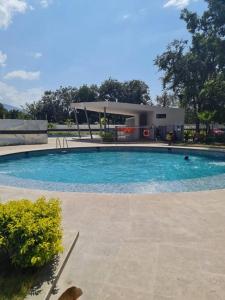 una gran piscina frente a un edificio en Bello horizonte, santa marta., en Santa Marta