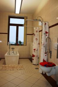 ein Bad mit einem WC, einer Dusche und einem Waschbecken in der Unterkunft Villa Göltzschtalblick in Netzschkau