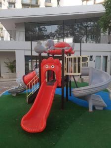 um parque infantil com escorrega vermelho e outros equipamentos de brincar em Bello horizonte, santa marta. em Santa Marta