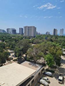 uma vista para um parque de estacionamento com um edifício e carros em Bello horizonte, santa marta. em Santa Marta