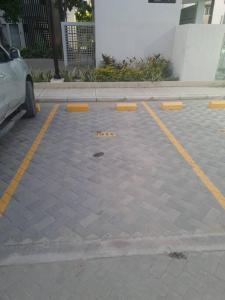 um parque de estacionamento com linhas amarelas no chão em Bello horizonte, santa marta. em Santa Marta