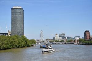 zwei Boote auf einem Fluss mit einer Stadt im Hintergrund in der Unterkunft River Panorama Central London 2 bedroom New Development in London