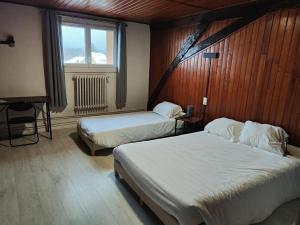 a hotel room with two beds and a window at hotel du Nord in Brassy