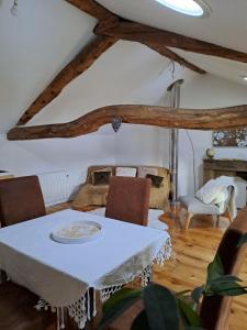 a dining room with a white table and chairs at Le Grenier des Moineaux in Odeillo-Via