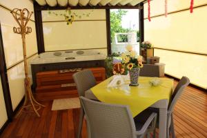 a room with a table with chairs and a tub at Agriturismo Karrares in Melendugno