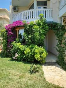 una casa con un ramo de flores delante de ella en Oruci Apartments en Ksamil
