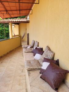 ein Zimmer mit mehreren Sofas auf dem Boden in der Unterkunft Santo Mirante Hostel in Rio de Janeiro