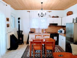 Kuchyň nebo kuchyňský kout v ubytování Cozy cottage for 4
