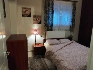 1 dormitorio con 1 cama, vestidor y ventana en Cozy cottage for 4, en Lávdhas