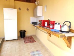 Santo Mirante Hostel的厨房或小厨房