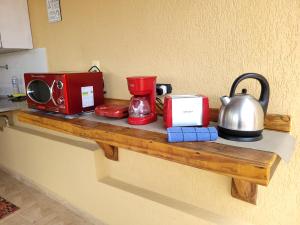 eine Theke mit einem Toaster und einer Mikrowelle darauf in der Unterkunft Santo Mirante Hostel in Rio de Janeiro