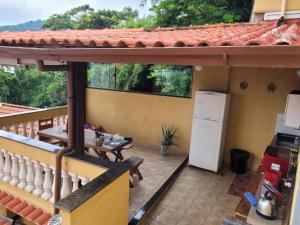 Santo Mirante Hostel的阳台或露台