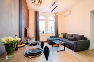 - un salon avec un canapé et une table dans l'établissement Ottimo Apartamenty Jagiellońska, à Bydgoszcz
