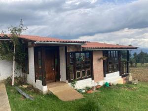 Casa pequeña con puerta grande y ventanas en El Paramo, en Paipa