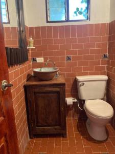 een badkamer met een toilet en een wastafel bij El Paramo in Paipa
