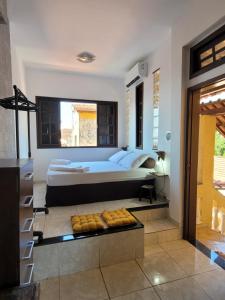 里约热内卢Santo Mirante Hostel的一间带大床和大窗户的卧室