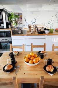 una mesa de madera con un plato de comida. en BodyGo Surfhouse en Capbreton