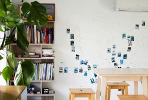 een kamer met een tafel en een boekenplank bij BodyGo Surfhouse in Capbreton