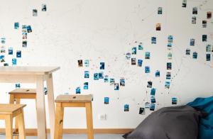 a wall with a map of the world with two tables at BodyGo Surfhouse in Capbreton