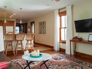 a living room with a table and two chairs at Wren Retweet in Chestertown