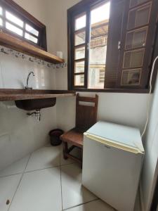 里约热内卢Santo Mirante Hostel的厨房配有小冰箱和椅子 更多29张照片
