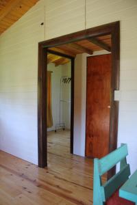 Habitación con puerta de madera en una casa en Cabaña El Mahayana en Tigre