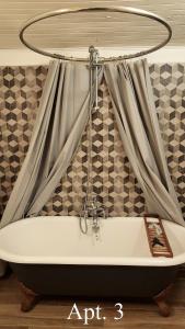 - Baño con bañera y cortina en MeModena Apartments, en Módena