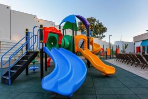 um parque infantil com escorregas coloridos e escadas em Enjoy Resort em frente Thermas até 5 pessoas em Olímpia