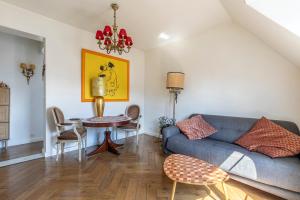 a living room with a couch and a table at Paris Centre Dernier Étage Vue Ascenseur in Paris