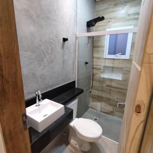 uma casa de banho com um lavatório, um WC e um chuveiro em SITIO EM IBIUNA CONDOMINIO RECREIO VERDE em Ibiúna