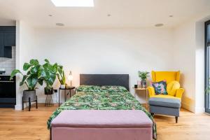 Katil atau katil-katil dalam bilik di Modern Studio with parking in private garden