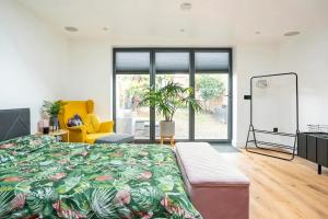 Katil atau katil-katil dalam bilik di Modern Studio with parking in private garden