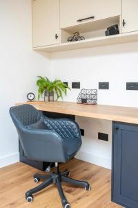 Gambar di galeri bagi Modern Studio with parking in private garden di Theydon Bois