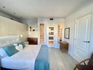 バルセロナにあるSant Antoni Lovely Apartmentのベッドルーム(青い枕の大きな白いベッド付)